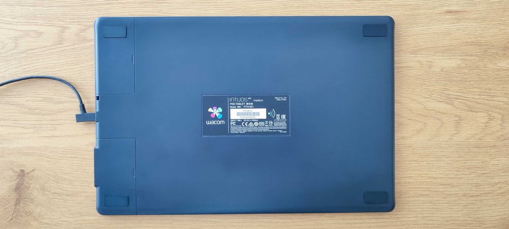 Tabletă grafică Wacom Intuos Pro M (PTH-651) în stare excelentă