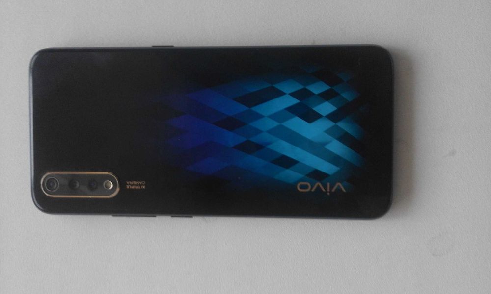 Продам телефон Vivo v17