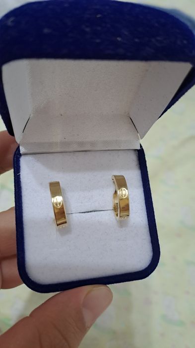 Золотые серьги по типу картье