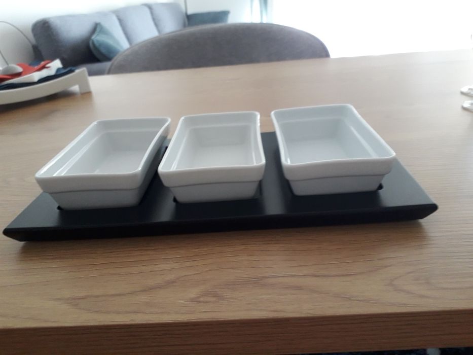 Нов дървен поднос с 3/три/ порцеланови правоъгълни  купички