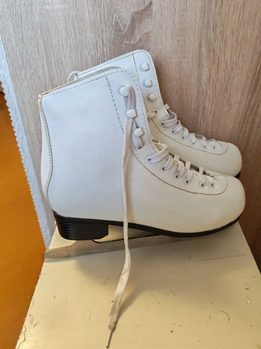 Продам женские коньки