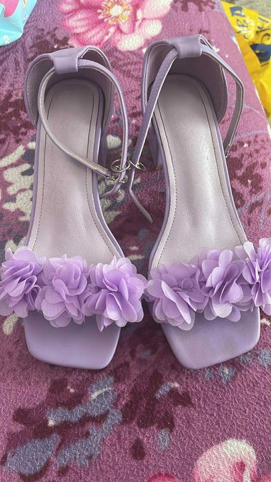 Продавам официална рокля+обици и токчета