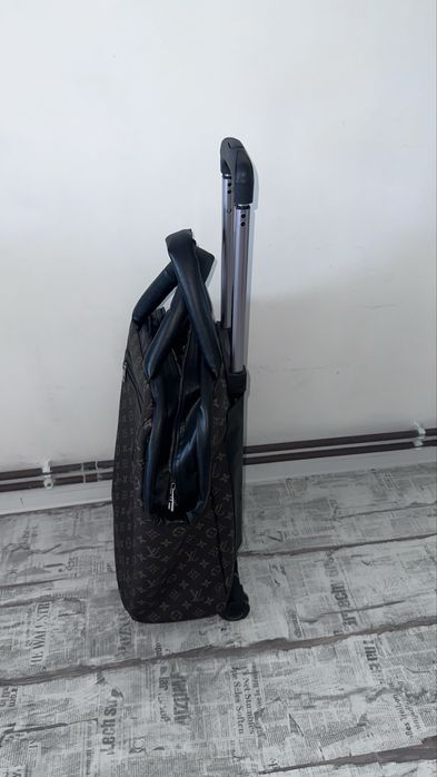 Troler valiza avion bagaj de mana nou Louis Vuitton