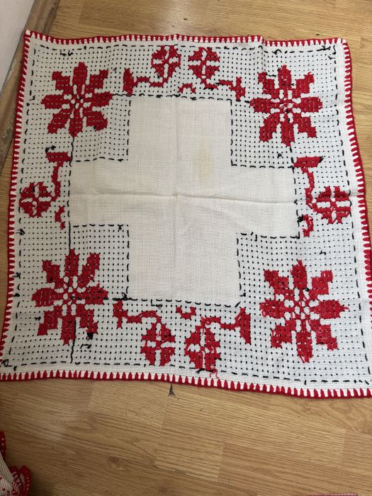 Fata de masa cusuta pe etamina