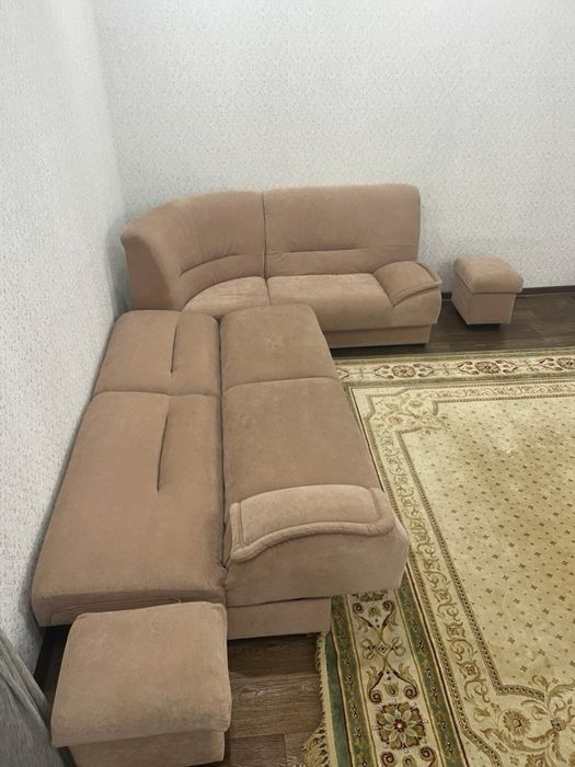 Угловой раскладной диван + пуфы