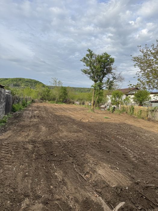Teren 1055 mp Topoloveni - Cârcinov, construcție existentă (autorizație rapidă), utilități.