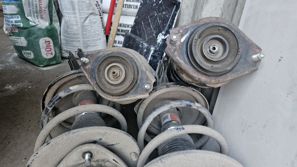 Продам амортизаторы в сборе