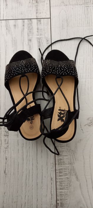 Сандали със връзки