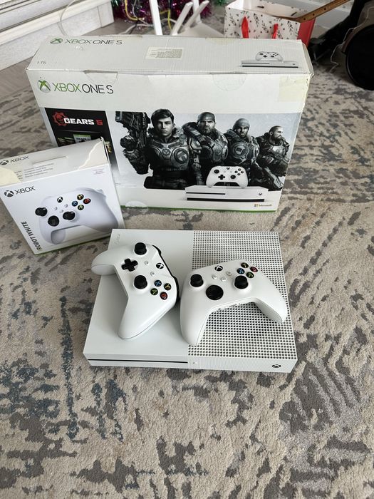 Xbox One S 1 TB + 2 джостика