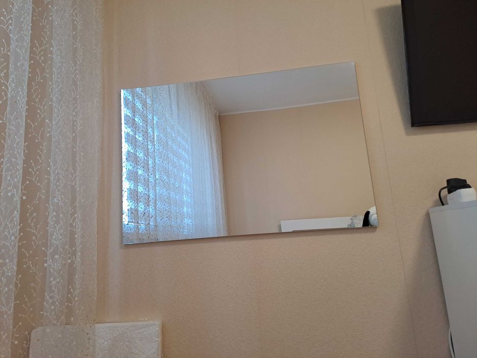 Спалня с матрак, гардероб, скрин, нощни шкафчета и огледало