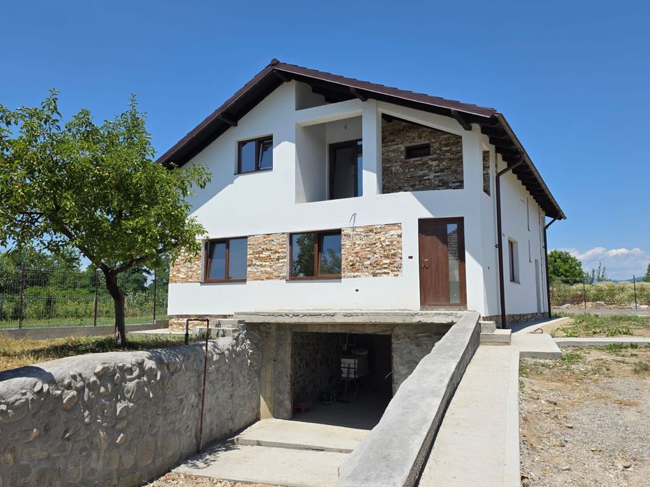 Casă Nouă la cheie zona Manastirii .