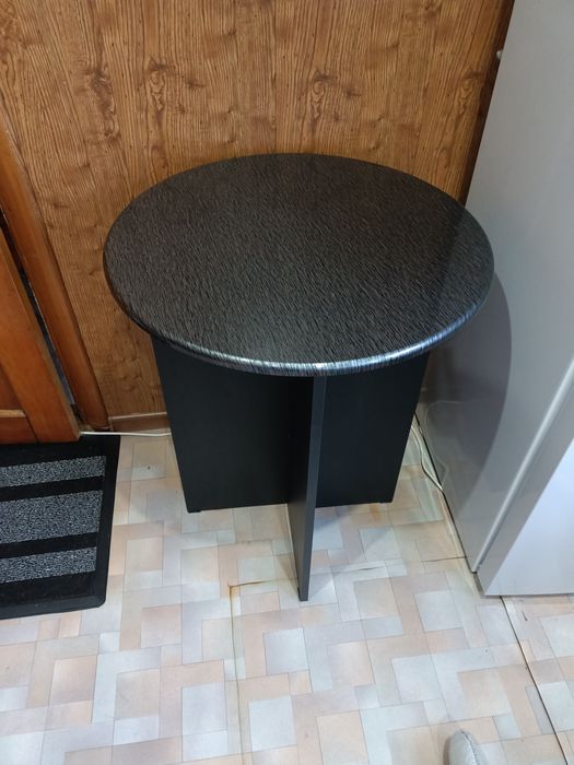 Столи круглый.чергного цвета.