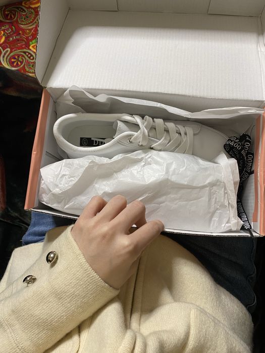 кроссовки белые вчера купила в гипер хаусе