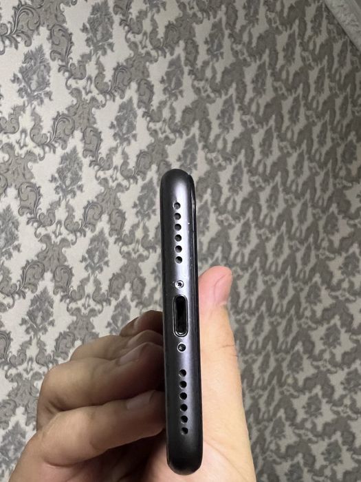 iPhone SE3 2022 narxi kelishiladi