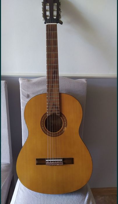 Продается трансакустическая гитара  Yamaha C-40