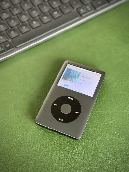 iPod Classic 6th – Custom UNIC, fibră de carbon