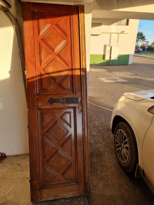 Uși din stejar masiv .