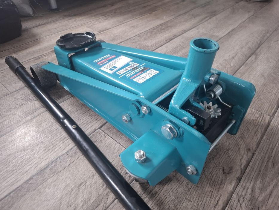 Домкрат срочна продам