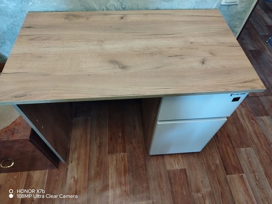 Продам письменный, компьютерный стол