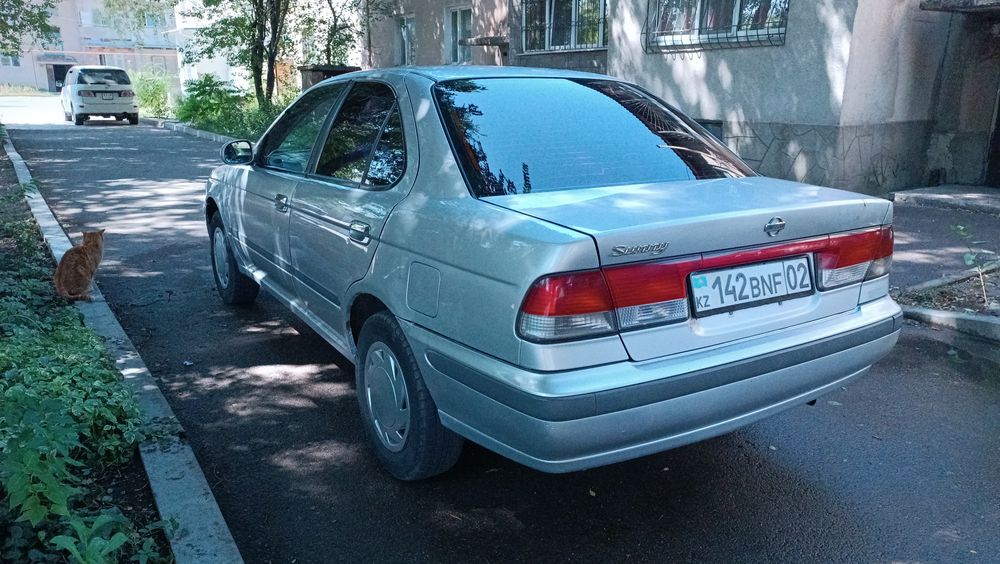 Машина  Nissan sunny