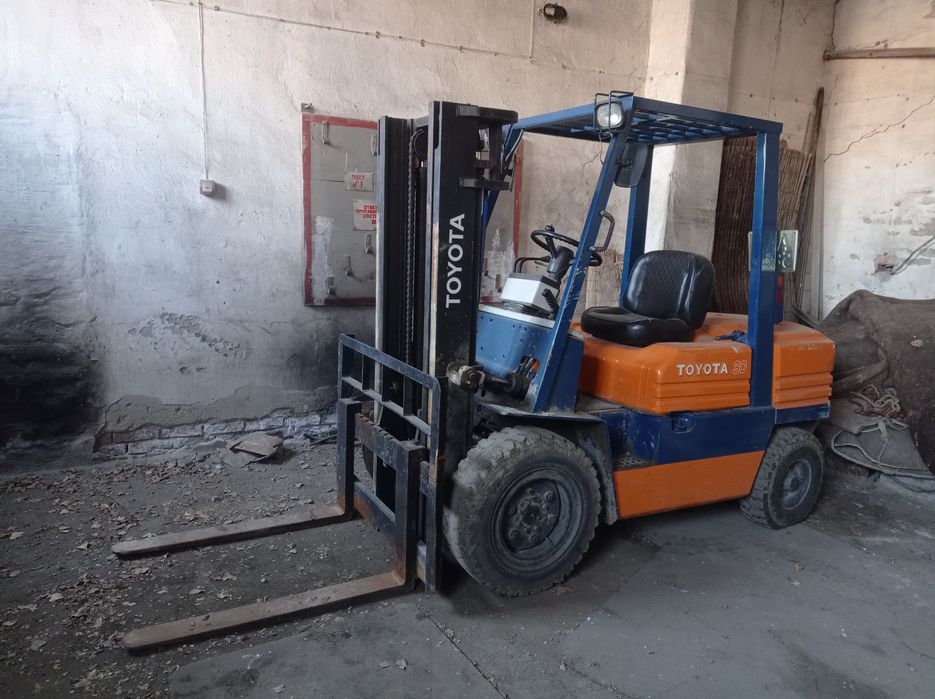 Погрузчик вилочный, кара