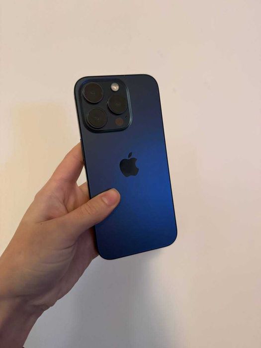 Продавам iPhone 15 Pro, 256 GB, цвят Blue Titanium