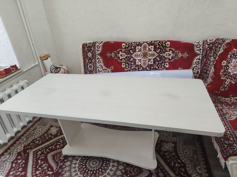 Кухонный стол с диваном уголок