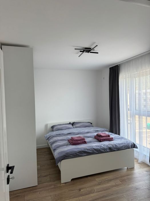 Închiriez apartament cu 3 camere in regim hotelier