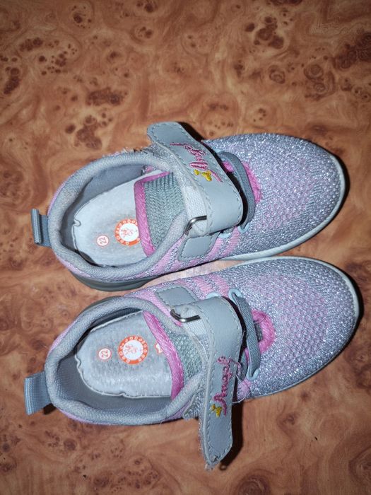 Кроссовки на девочку