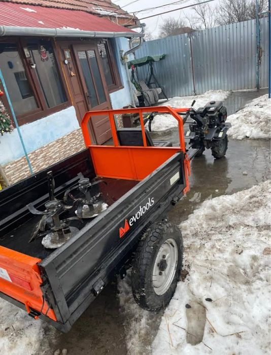 Motocultor cu remorcă