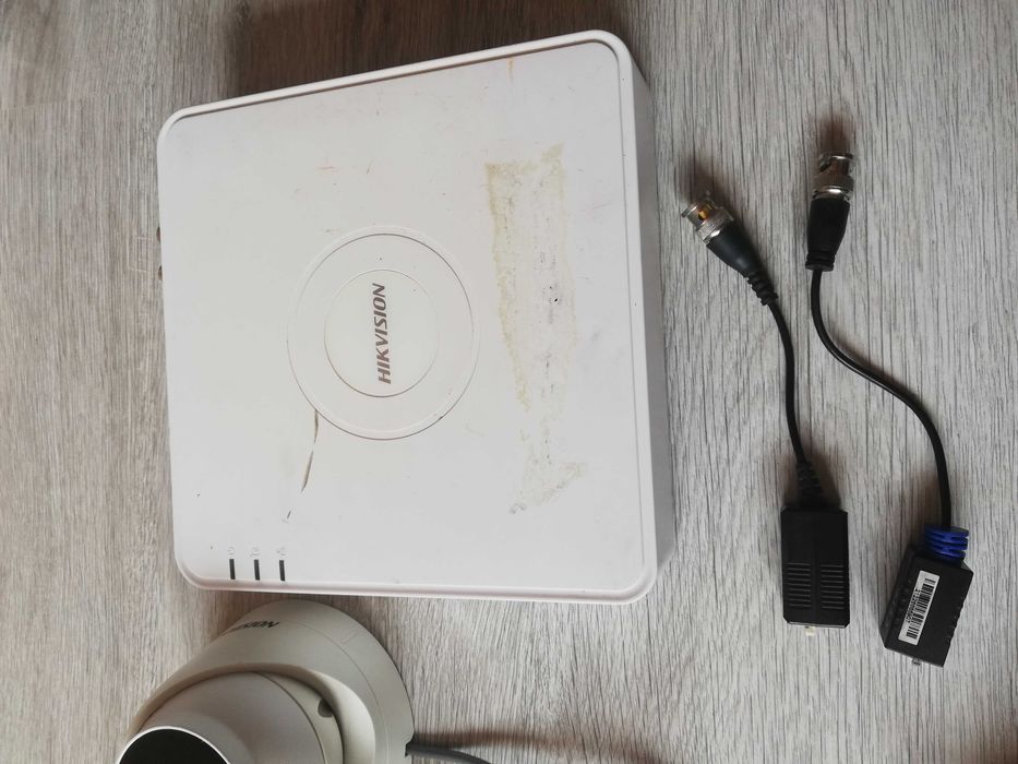 DVR Hikvision  + 4  камери за части или ремонт