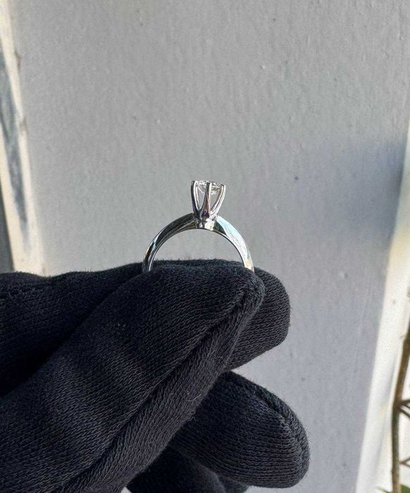 Кольцо с натуральным бриллиантом (помолвочное)