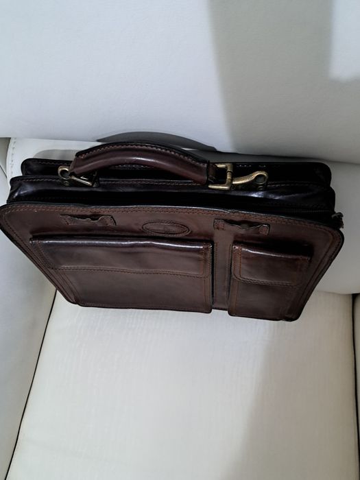 Servieta de mână din piele.