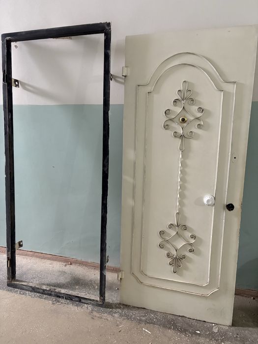 Продаются  железные двери 2 шт размер 0.90+2.05