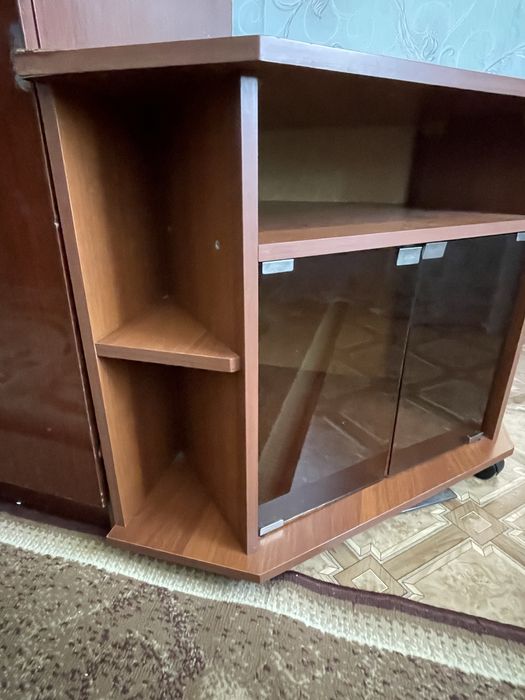 Угловая тумба со стеклами