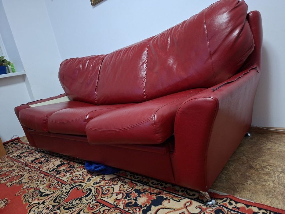 Диван кожаный  крепкий