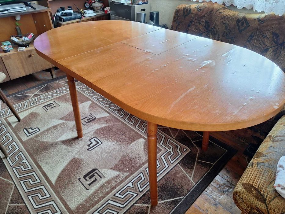 Продавам дървена маса за кухня