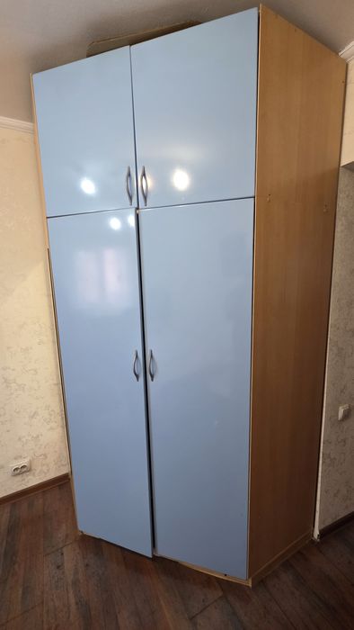 Шкаф с встроенным зеркалом