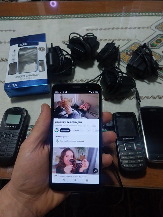 Няколко телефона и зарядни комплект