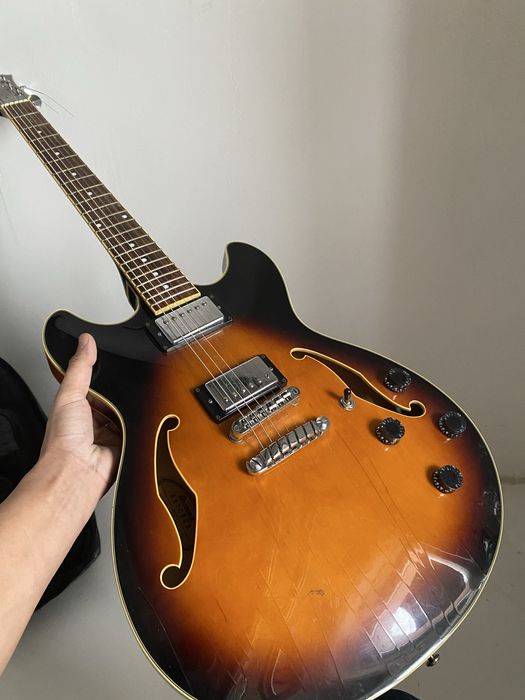 Гитара полуакустическая