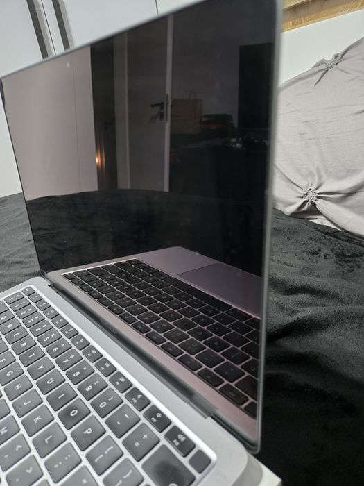 MackBook air  M1  8GB RAM, 512GB SSD