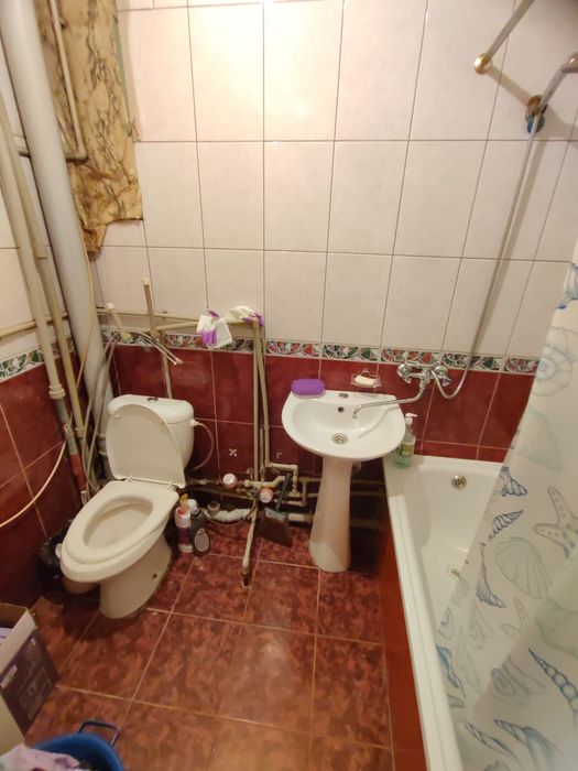 3 комн.. 4 мкр, 20 дом , 4 этаж.