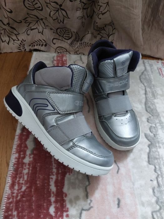 Sneakers mid Geox mărimea 37 - 23 cm la interior, măsurat talpicul / insertia. Corespunde la 36, de fapt, cu 23 cm in interior