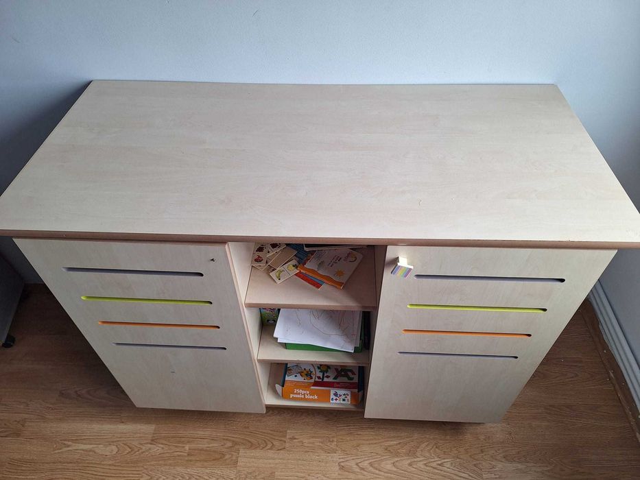 masa de infasat bebe / dulapior de haine