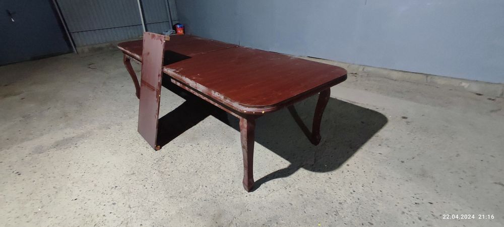 Стол деревянный для гостинной