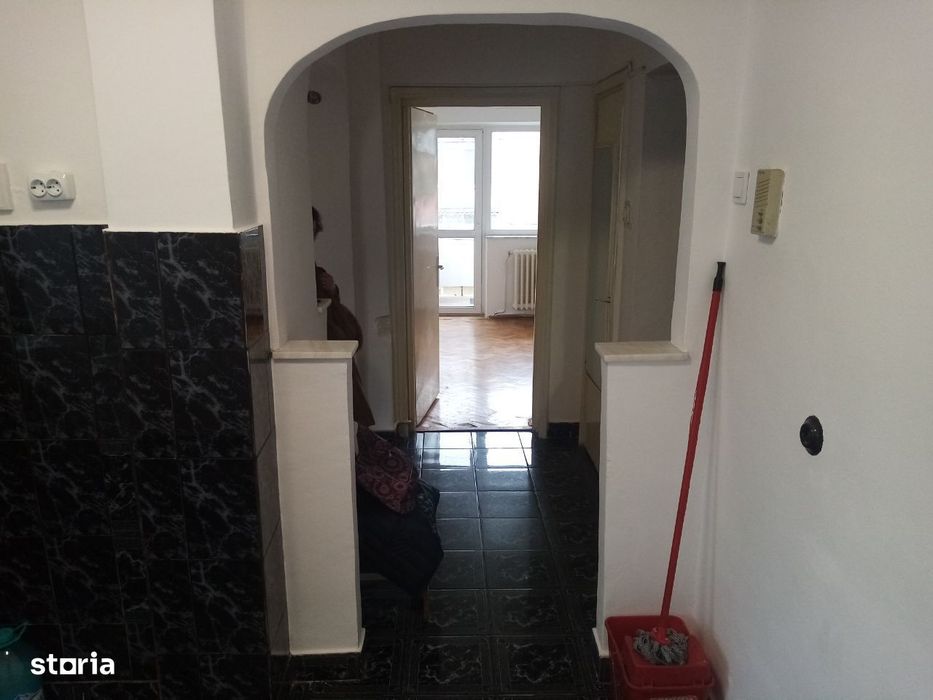 Apartament 4 camere decomandat,Simeria- zonă centrală