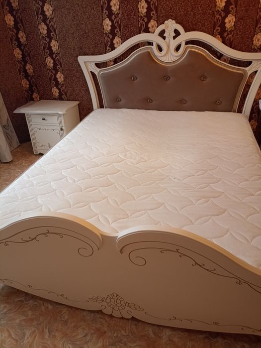 Продаю спальный гарнитур