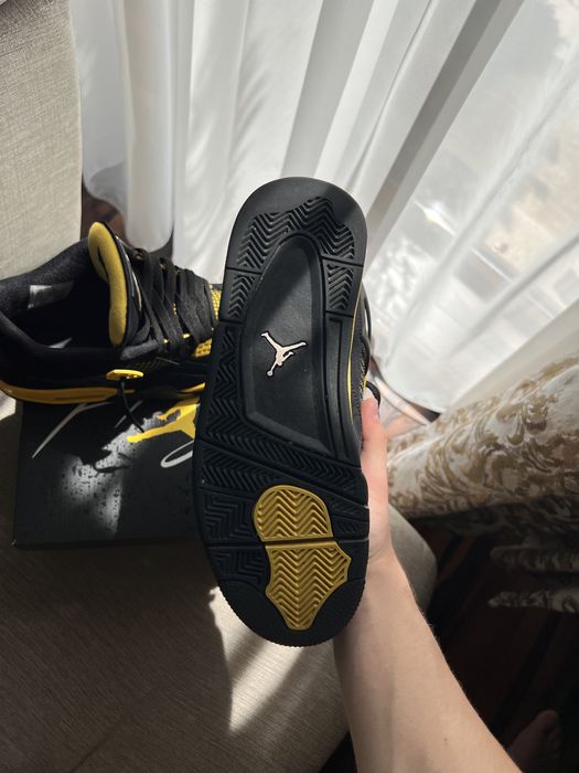 Jordan retro 4 thunder yellow