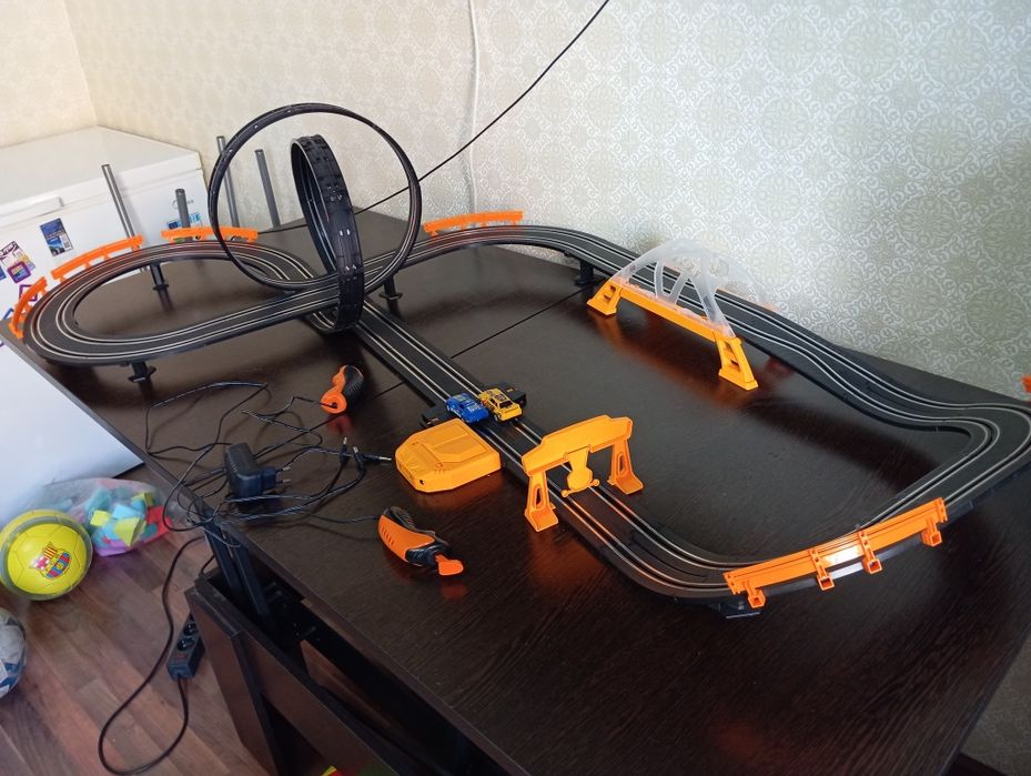 Трасса гоночная с двумя машинками