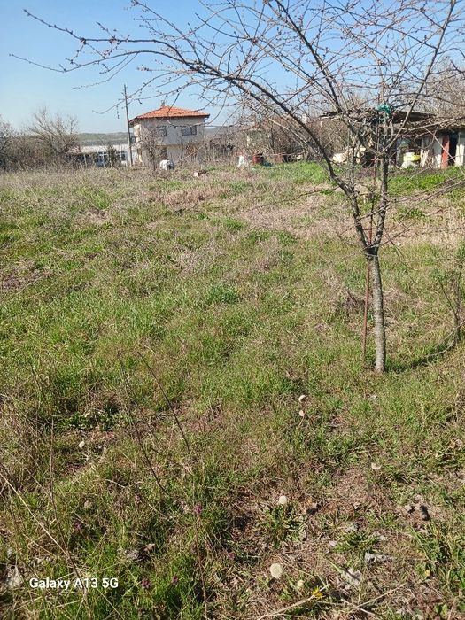 Обработваема земя Отдават 2дка 2ра кат.зем.земя в Черни връх общ.Камен